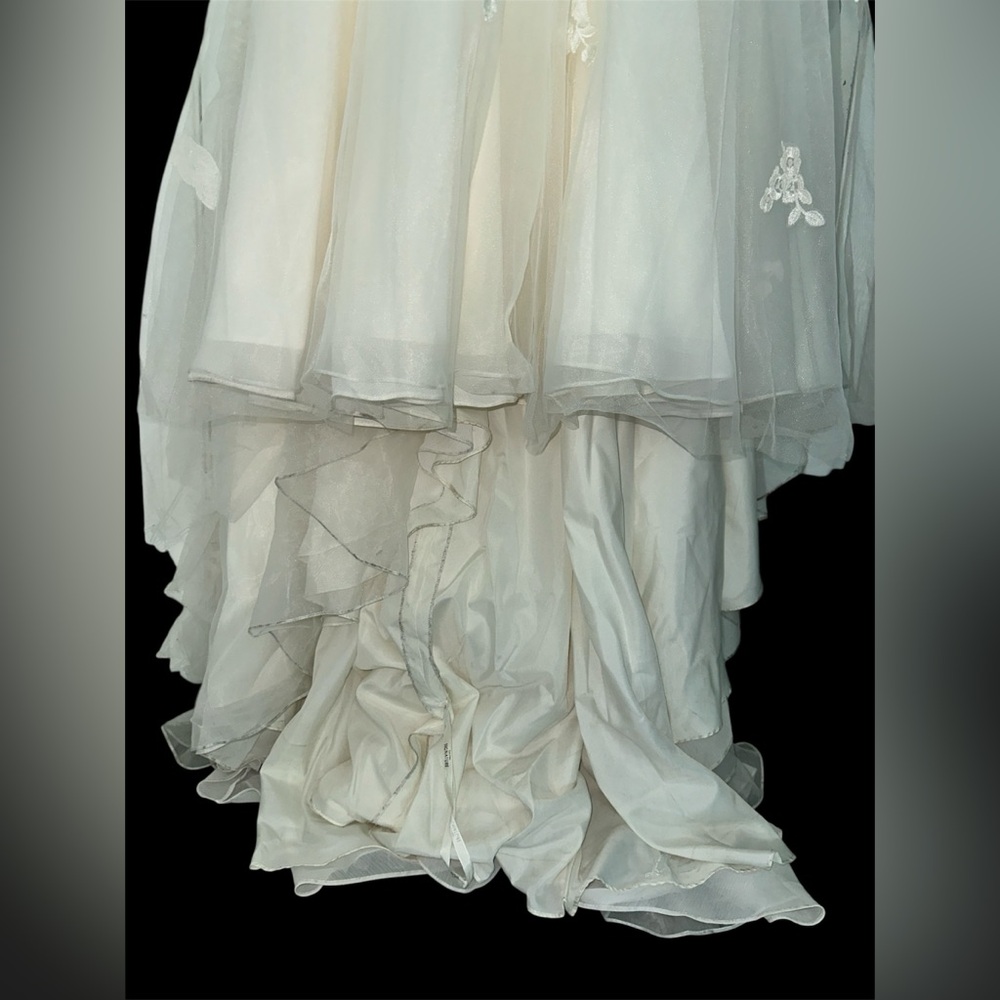 Elegant Ivory Long Sleeve Illusion Wedding Dress with Timeless Charm - Picture 7 of 11